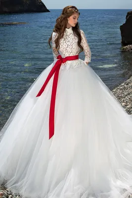 Свадебное платье с красным поясом Юлали | Купить свадебное платье в салоне  Валенсия (Москва)