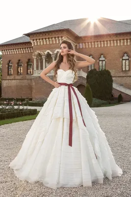 Пышное свадебное платье с красным поясом Armonia Korneliya | Купить свадебное  платье в салоне Валенсия (Москва)