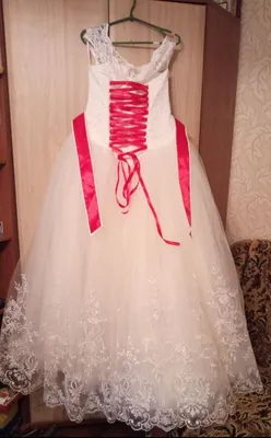 Свадебное платье с вышивкой и красным поясом: 1 200 грн. - Свадебные платья  Киев на Olx