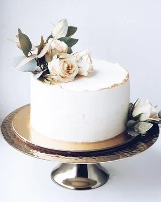 Одноярусный свадебный торт с живыми цветами - 73 photo