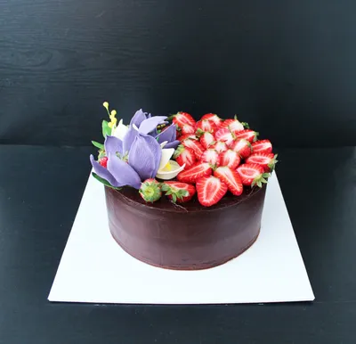 Артикул 70 - Свадебный торт с клубникой и сиреневыми цветами. Без мастики