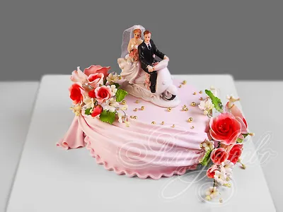 Классический свадебный торт 0305320 одноярусный с мастикой с фигурками  жениха и невесты на мотороллере стоимостью 5 450 рублей - торты на заказ  ПРЕМИУМ-класса от КП «Алтуфьево»