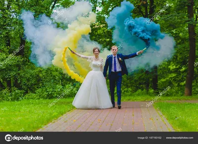 Свадьба с цветным дымом | Свадьба, Свадебные фотографии, Счастливые пары
