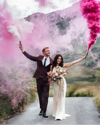 Свадьба | Все о подготовке 👰 on Instagram: “На вашей свадьбе был цветной  дым? Так ли он красив в реально… | Fotos hochzeit, Hochzeit fotografieren,  Hochzeit bilder