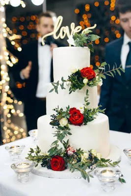 Трехъярусный торт, украшенный живыми цветами | Свадебный торт в деревенском  стиле, Зимний свадебный торт, Красный свадебный торт