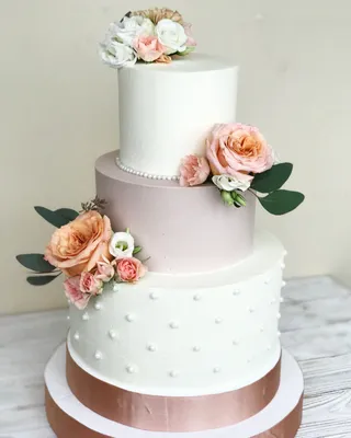 Трехъярусный торт с живыми цветами персикового цвета | Pasteles de boda  sencillos, Pasteles de boda, Boda sencilla y elegante