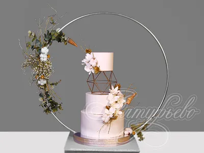 Белый свадебный торт 26042921 трехъярусный стоимостью 39 150 рублей - торты  на заказ ПРЕМИУМ-класса от КП «Алтуфьево»
