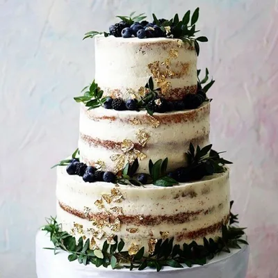 Трёхъярусный торт, в нежном фиолетовом цвете. Декор - живые цветы. Первые  два яруса шокол… | Фиолетовый свадебный торт, Многоярусные свадебные торты, Свадебный  торт