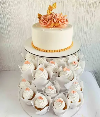 Двухъярусный свадебный торт выполнен в белом цвете с золотом, оформлен  живыми цветами | цена за торт - 1500 руб | оригинальный торт на заказ