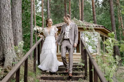 Жених и невеста в день свадьбы в лесу | Бесплатно Фото
