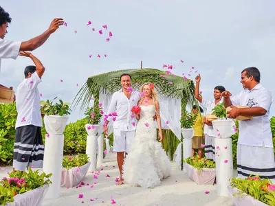 Экзотичная свадебная церемония на Мальдивах.