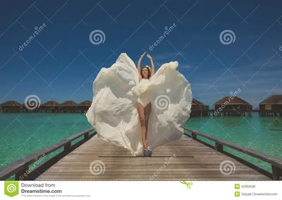Невеста в платье свадьбы в Мальдивах Стоковое Изображение - изображение  насчитывающей бобра, потеха: 42260539