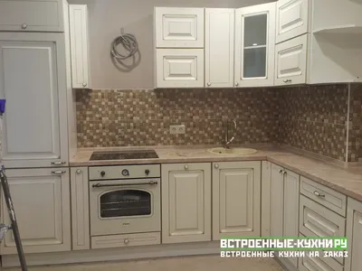 Светлая угловая кухня в классическом стиле с патиной - Кухни на заказ по  индивидуальным размерам в Москве