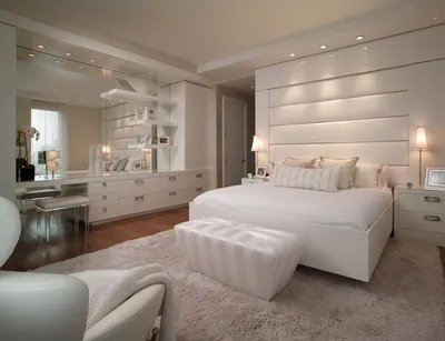 Светлая спальня с белой мебелью - 72 фото