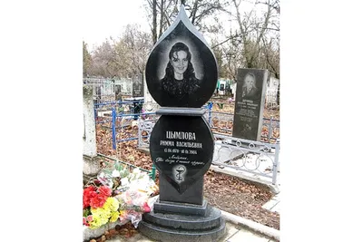 Памятник вертикальный фигурный Свеча из черного гранита на могилу в СПб
