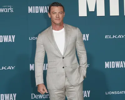 Обои бабочка, костюм, мужчина, люк эванс, luke evans картинки на рабочий  стол, раздел мужчины - скачать