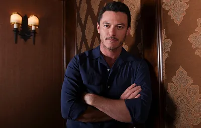 Обои Luke Evans Мужчины Luke Evans, обои для рабочего стола, фотографии  luke evans, мужчины, телевизор, актер, люк, эванс, пальто Обои для рабочего  стола, скачать обои картинки заставки на рабочий стол.