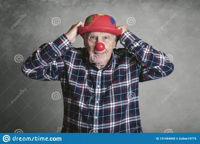 Смешной дед с носом шляпы и клоуна Стоковое Изображение - изображение  насчитывающей потеха, жест: 131494895