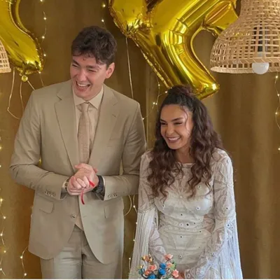 Эбру Шахин из сериала «Ветреный» и ее муж провели помолвку прямо в день  рождения актрисы 🤯 | theGirl