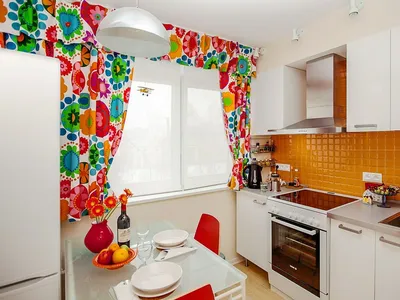 Современные шторы на маленькую кухню 57 фото