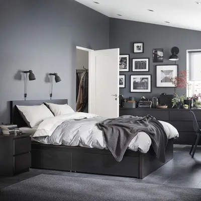 Интерьер спальни в современном стиле, советы ИКЕА | High bed frame, Malm  bed frame, Black and grey bedroom