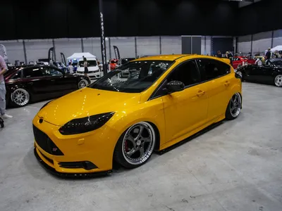 Желтый зверь: Ford Focus ST привлекает внимание!