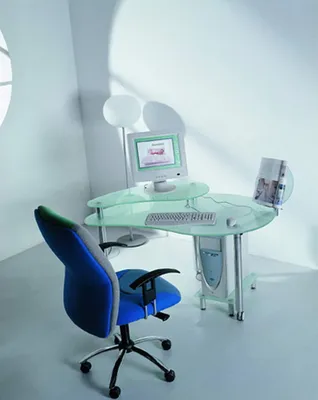 Компьютерные столы из стекла