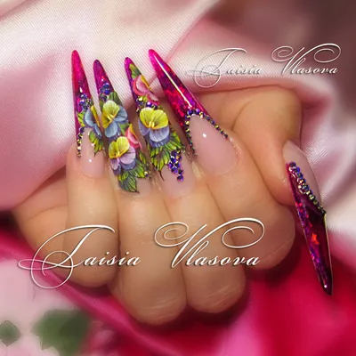 Дизайн длинных ногтей с цветами