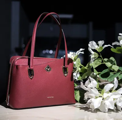 Бордовый цвет женской сумки Cromia – символ роскоши, элегантности и  благородства.