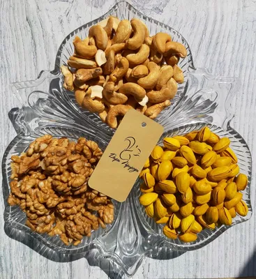 Различные виды орехов и сухофруктов в мисках на столе :: Стоковая  фотография :: Pixel-Shot Studio