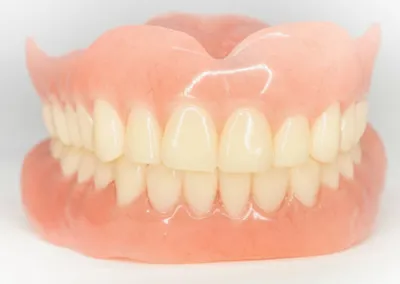 Съемные зубные протезы в Новосибирске — цены на съемное протезирование  (полные или частичные протезы) в стоматологической клинике «Наедине»