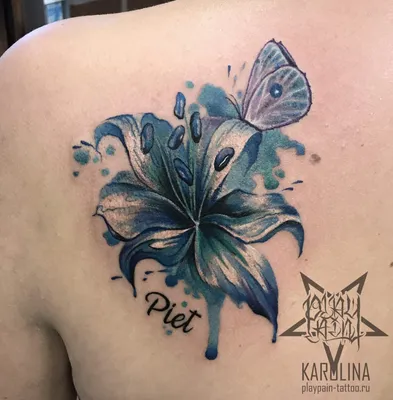 Лилия и бабочка, татуировка в стиле акварель на плече. Сделать тату у  мастера Каролины салон PlayPain.