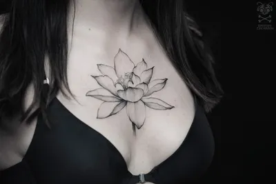 Татуировка на груди у девушки - лилия — KissMyTattoo.ru