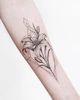 татуировка для девушки татуировка цветы лилия татуировка на руке #tattoo  #linework #dotwork #i… | Tattoo ideen, Tattoo lilie unterarm, Tattoo  schriftzug unterarm