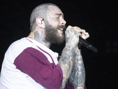 Папина любовь: рэпер Post Malone набил татуировку на лбу в честь  новорожденной дочери