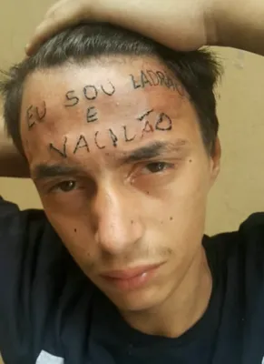 Бразилец с татуировкой «Я вор и идиот» на лбу попался на краже — Нож