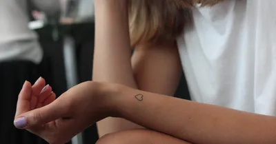 Мини-тату: 10 трендовых идей для вашей первой татуировки - Красота -  WomanHit.ru