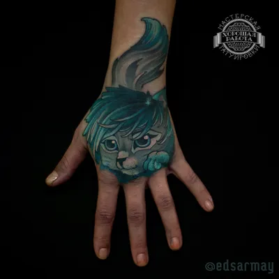 Синяя голова кошки на кисти руки - фото татуировок