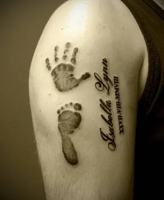 Тату на плече парня - имя ребенка, дата и след ручки и ножки —  KissMyTattoo.ru