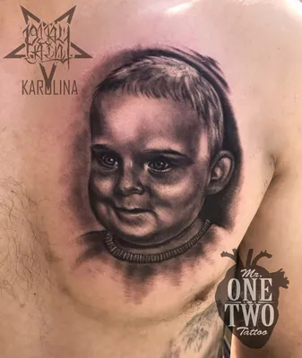 Портретная татуировка, черно-серый реализм на груди. Сделать тату у мастера  Каролины салон PlayPain.