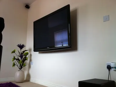 Телевизор на стену без кронштейна - 67 фото
