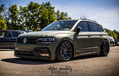 Обои машина, небо, асфальт, тюнинг, Volkswagen, wheels, диски, сбоку,  tuning, стэнс, Tiguan, Volkswagen Tiguan, зелёная машина картинки на  рабочий стол, раздел volkswagen - скачать