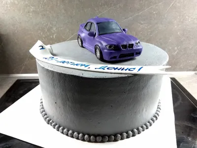 Торт с кремовым покрытием и фигуркой автомобиля