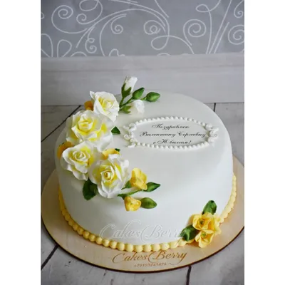 Белый торт с цветами на юбилей женщине купить в кондитерской cakesberry.ru  c доставкой по г. Старый Оскол и Губкин