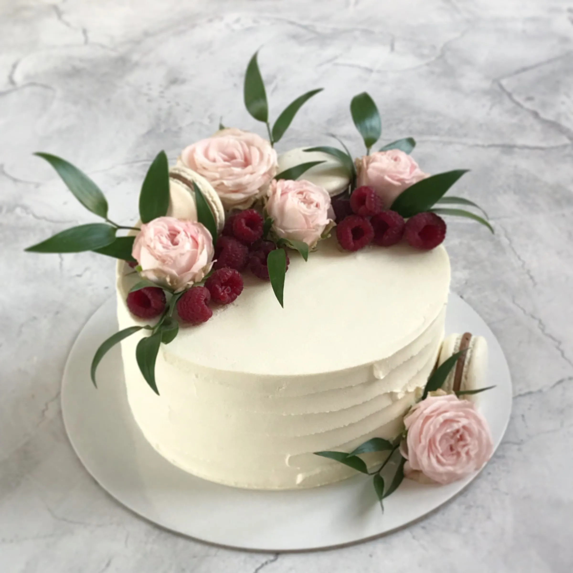 Выравнивание и украшение торта кремом чиз. Торт крем чиз цветы. Цветы из крема чиз для торта. Торт с кремом крем чиз. Торт с кремовыми цветами.