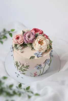 Двухъярусный торт с цветами из крема - 63 фото