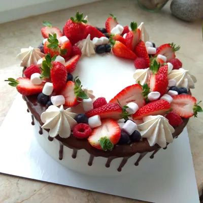 Торт с кремовым покрытием, ягодами и безе
