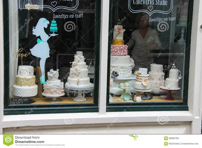 Большие торты в окне кондитерскаи ходят по магазинам Редакционное Стоковое  Фото - изображение насчитывающей коммерция, торжество: 66990783