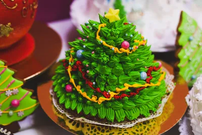 Шикарные десерты к Новому году делает фабрика в Чите: можно купить торт в  шаре, который надо разбить - 5 декабря 2022 - chita.ru
