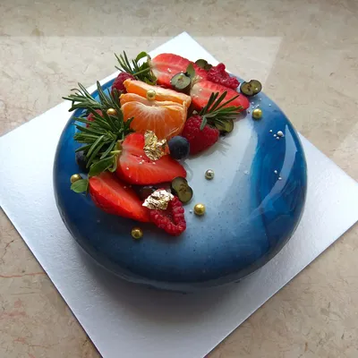 Зимний муссовый торт с покрытием гляссаж синих оттенков